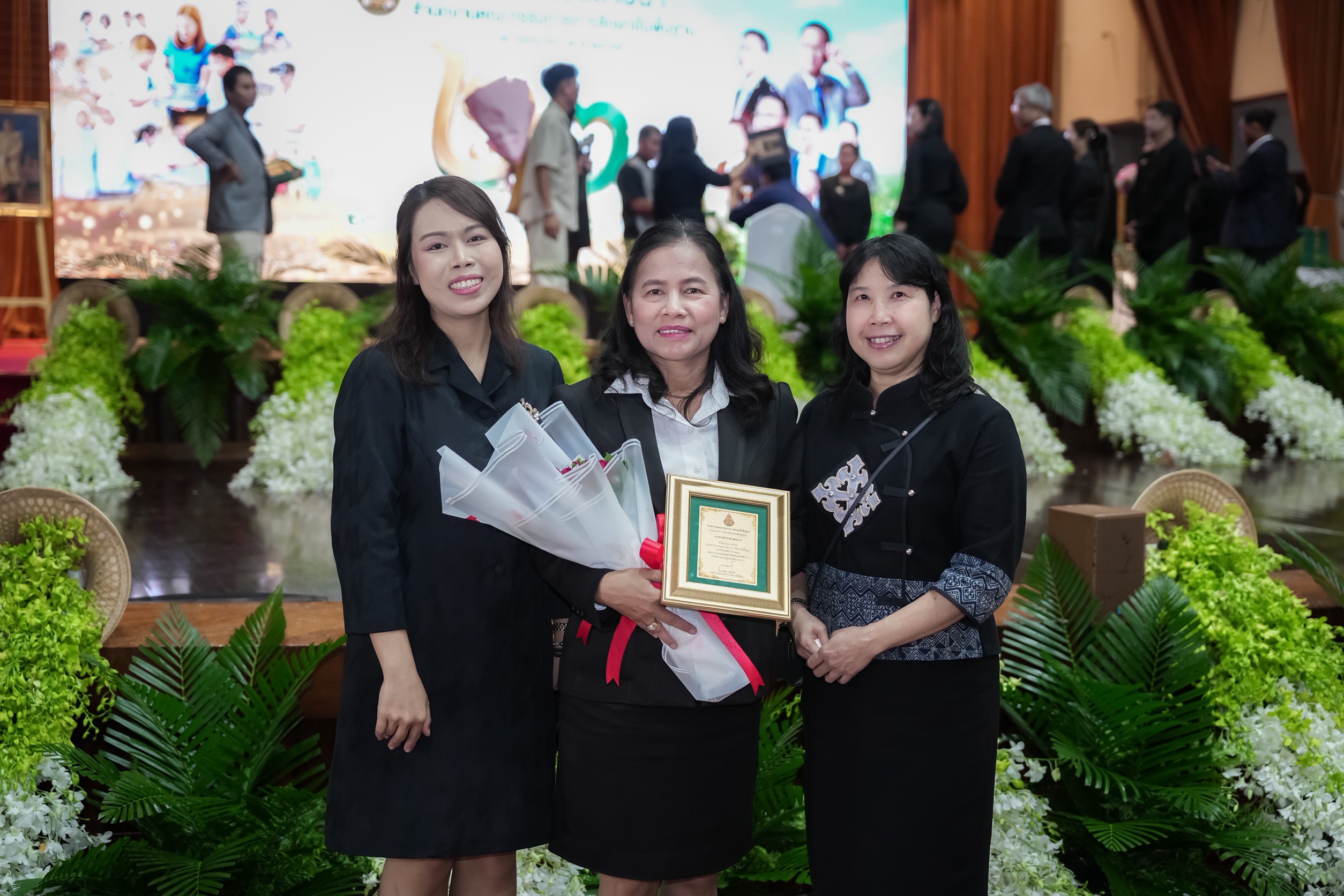 LINE_ALBUM_รับรางวัล ผู้ทำคุณประโยชน์ให้แก่ สพฐ._260708_4 LINE_ALBUM_รับรางวัล ผู้ทำคุณประโยชน์ให้แก่ สพฐ._260708_4